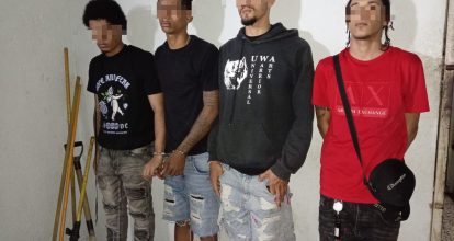 Policía recupera vehículo robado y arresta a cuatro hombres armados en SDN