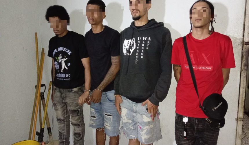 Policía recupera vehículo robado y arresta a cuatro hombres armados en SDN