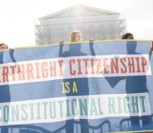 Un juez federal bloquea la orden de Trump de eliminar la nacionalidad por nacimiento