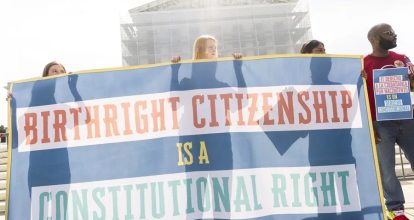 Un juez federal bloquea la orden de Trump de eliminar la nacionalidad por nacimiento