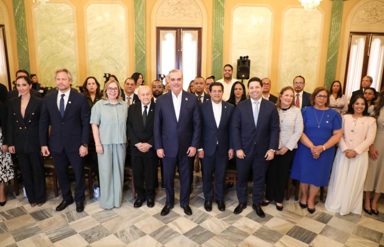 Abinader juramenta Comité Científico del HUB de Innovación Punta Bergantín