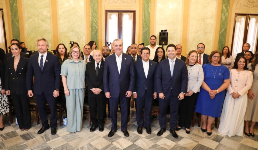 Abinader juramenta Comité Científico del HUB de Innovación Punta Bergantín