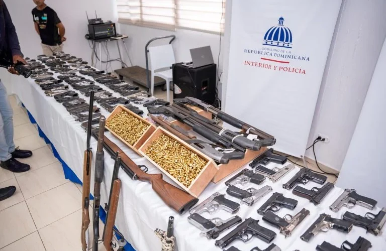 Interior y Policía reporta entrega de 1,704 armas ilegales y casi 20 mil municiones por parte del MP desde febrero