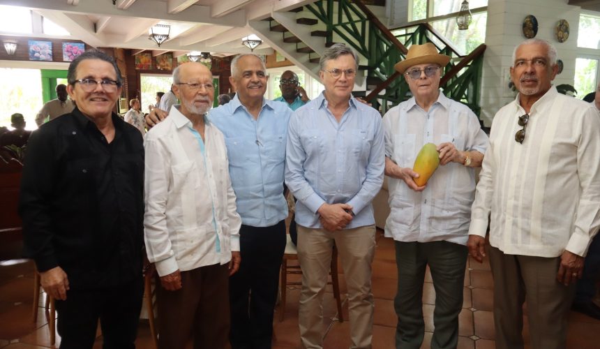 Exministros de Agricultura sostienen encuentro con el director del IICA en San Cristóbal
