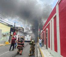 Incendio afecta tienda y dos viviendas en La Vega; bomberos trabajan por apagar llamas 