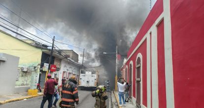 Incendio afecta tienda y dos viviendas en La Vega; bomberos trabajan por apagar llamas 