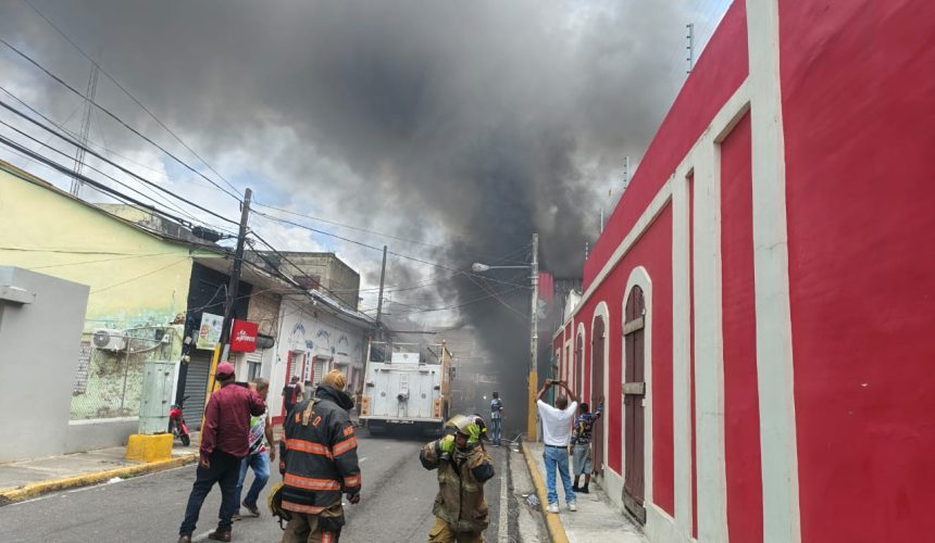 Incendio afecta tienda y dos viviendas en La Vega; bomberos trabajan por apagar llamas 