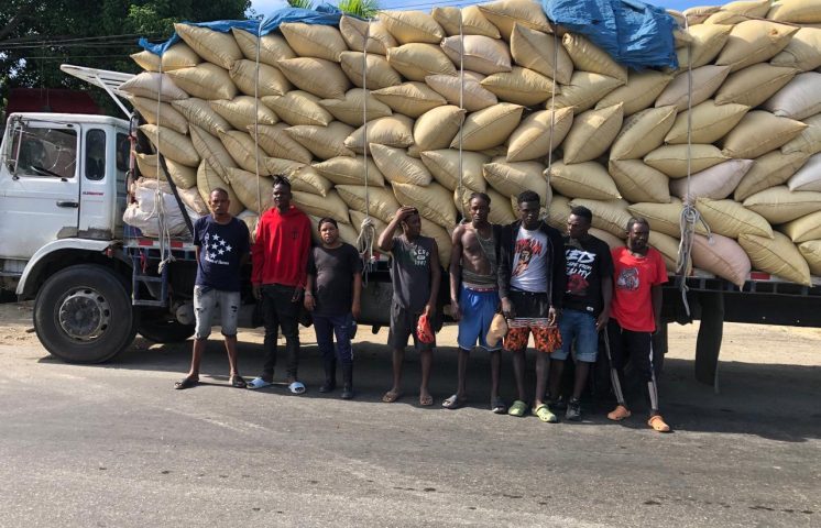 Ejército detiene camión con haitianos indocumentados ocultos entre sacos de paja de arroz en Hatillo Palma