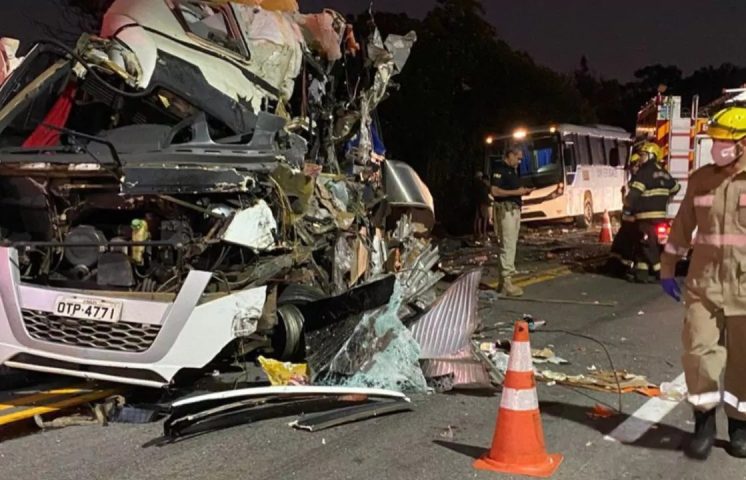 Mueren cinco personas en un accidente con autobuses universitarios en Brasil