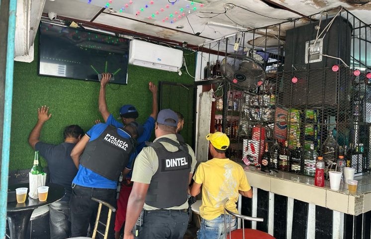 Confiscan más de 27 mil cigarrillos de contrabando, 166 celulares y otros artículos en La Romana