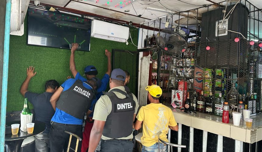 Confiscan más de 27 mil cigarrillos de contrabando, 166 celulares y otros artículos en La Romana