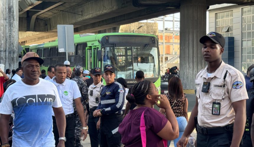 Cierre temporal del Metro genera largas filas en estación Mamá Tingó