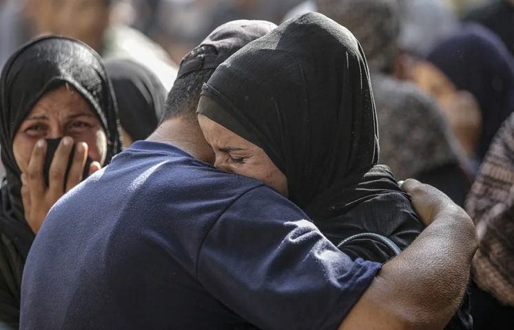 Al menos 40 muertos en Gaza tras bombardeos israelíes y una estampida en un punto de reparto de comida