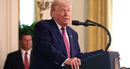 Gobierno de Trump enfrenta demanda por limitar acceso de inmigrantes a programas de salud y asistencia