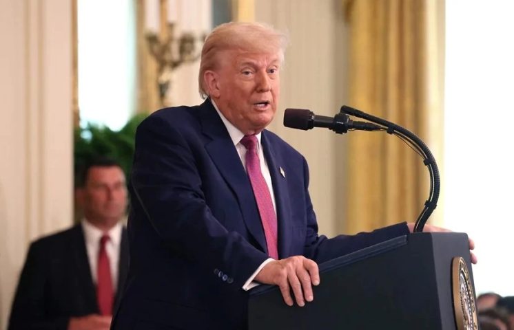 Gobierno de Trump enfrenta demanda por limitar acceso de inmigrantes a programas de salud y asistencia