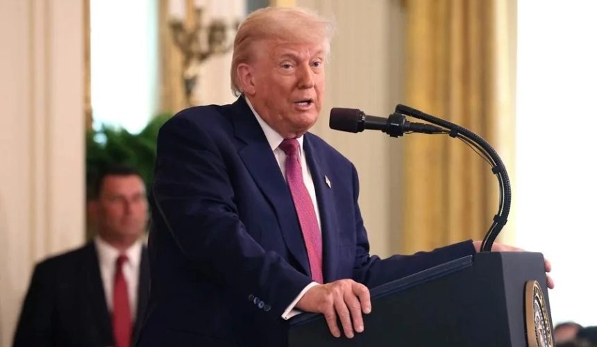 Gobierno de Trump enfrenta demanda por limitar acceso de inmigrantes a programas de salud y asistencia