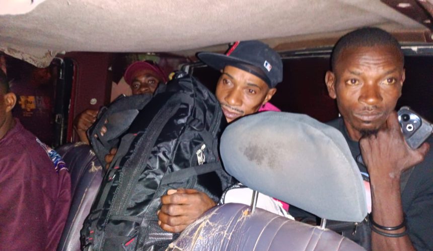 Ejército Dominicano detiene jeepeta con 14  haitianos indocumentados en Vallejuelo