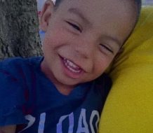 ¡Tragedia en Moca! Muere niño de siete años tras caerle portón de un edificio