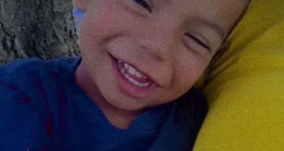 ¡Tragedia en Moca! Muere niño de siete años tras caerle portón de un edificio