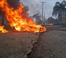 Protestas por supuesta violencia policial y apagones  en Sabana Grande de Boyá