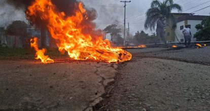 Protestas por supuesta violencia policial y apagones  en Sabana Grande de Boyá
