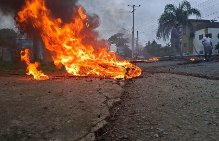 Protestas por supuesta violencia policial y apagones en Sabana Grande de Boyá