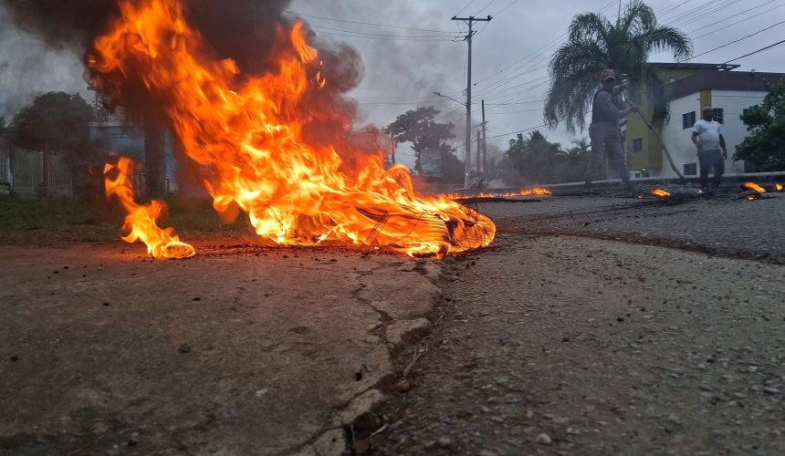 Protestas por supuesta violencia policial y apagones  en Sabana Grande de Boyá