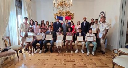 Embajada de RD en España reconoce estudiantes destacados con el Premio al Mérito Escolar 2025