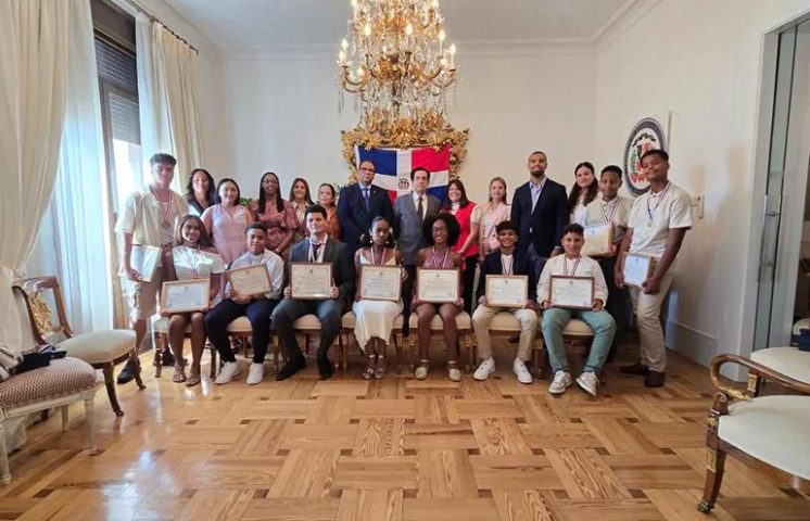 Embajada de RD en España reconoce estudiantes destacados con el Premio al Mérito Escolar 2025