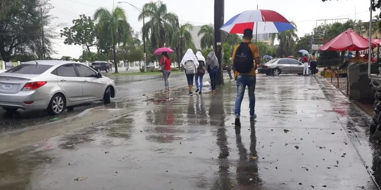 Indomet: Onda tropical y vaguada continuarán generando fuertes aguaceros sobre el país