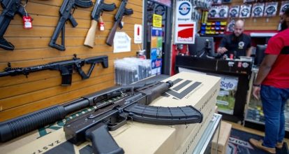 El gobernador de Florida anuncia programa de incentivos fiscales para la compra de armas