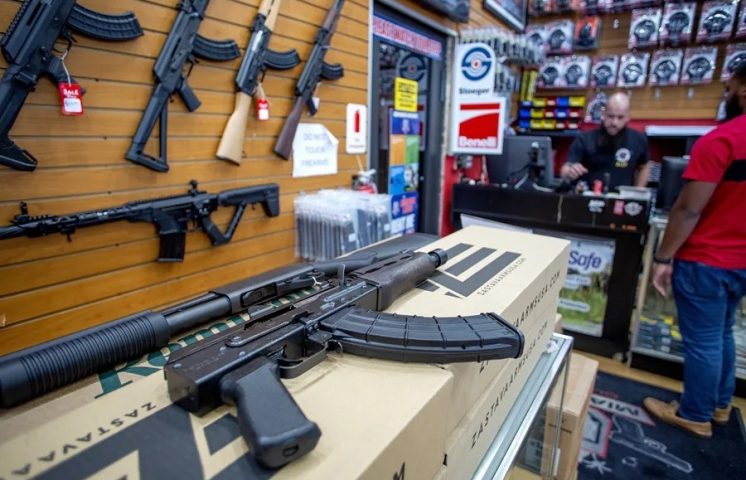 El gobernador de Florida anuncia programa de incentivos fiscales para la compra de armas