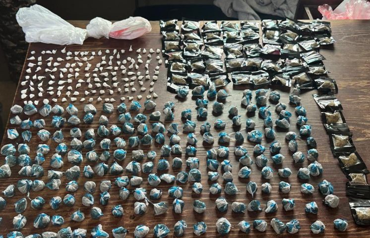 Arrestan siete personas y ocupan presuntas sustancias narcóticas en Santiago