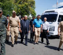 Monseñor Francisco Ozoria recorre Centro de Procesamiento de Migrantes de Haina