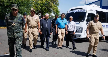 Monseñor Francisco Ozoria recorre Centro de Procesamiento de Migrantes de Haina