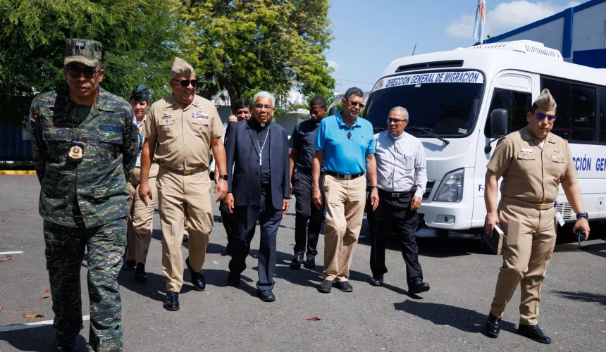 Monseñor Francisco Ozoria recorre Centro de Procesamiento de Migrantes de Haina