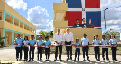 Abinader inaugura dos escuelas en La Altagracia