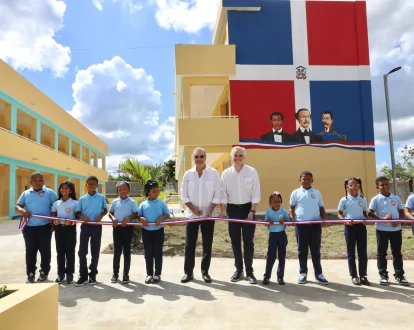 Abinader inaugura dos escuelas en La Altagracia