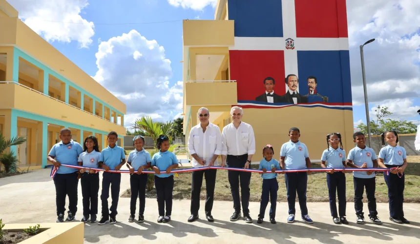 Abinader inaugura dos escuelas en La Altagracia
