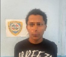 Se entrega a las autoridades “Mabueno”, acusado de asalto a vigilante en Santiago