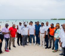 Collado firma acuerdo intervención Playa y Malecón de Boca Chica