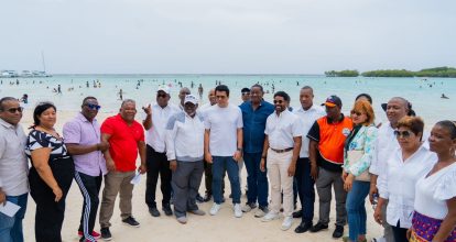 Collado firma acuerdo intervención Playa y Malecón de Boca Chica