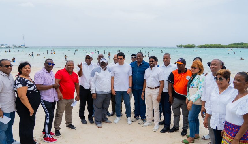 Collado firma acuerdo intervención Playa y Malecón de Boca Chica