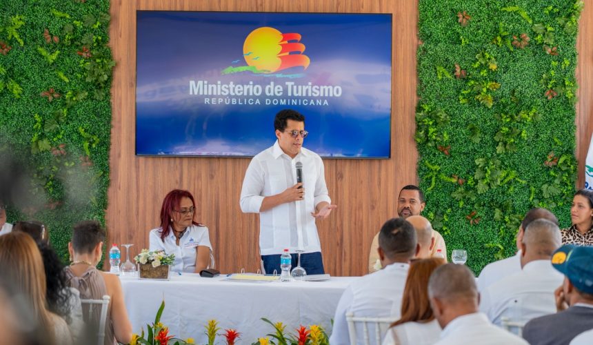 Ministro Collado inaugura la reparación de la calle Francisco Caamaño Deñó en Las Terrenas
