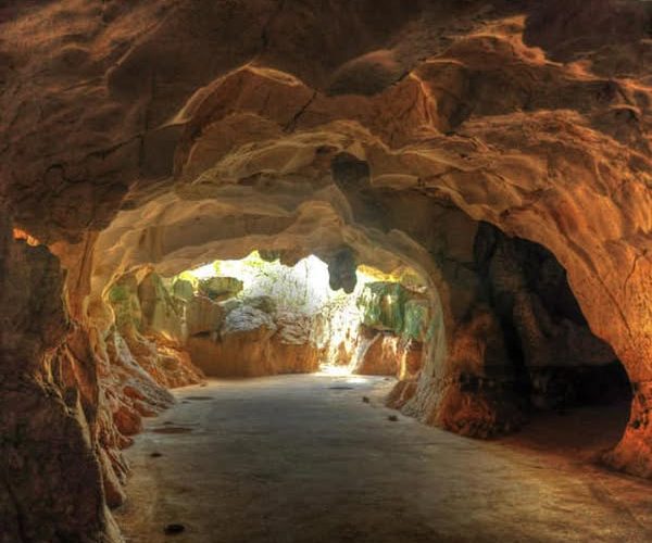 Abinader crea comisión presidencial para desarrollo sostenible y ecoturístico de las Cuevas del Pomier