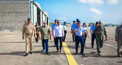 Autoridades supervisan trabajos de intervención a pista de aterrizaje de la FARD