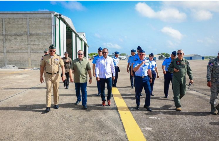 Autoridades supervisan trabajos de intervención a pista de aterrizaje de la FARD