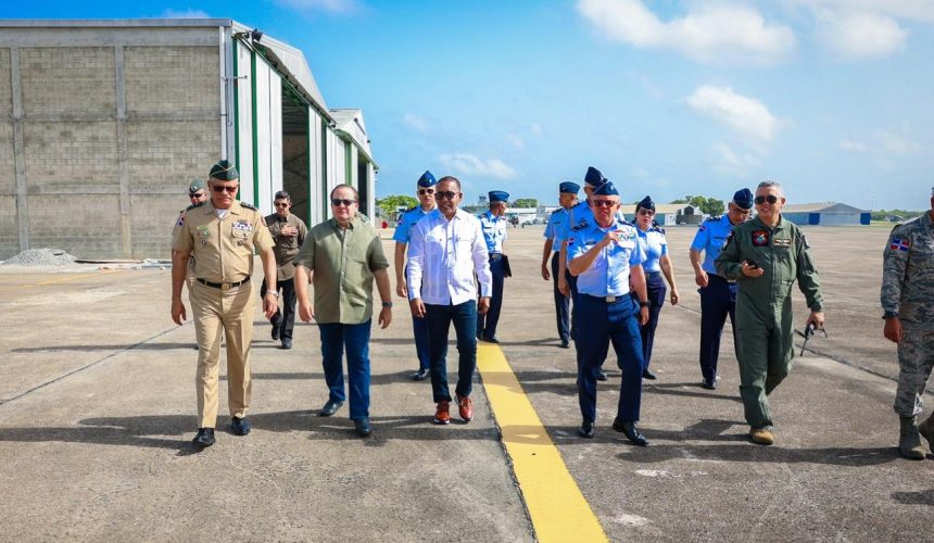 Autoridades supervisan trabajos de intervención a pista de aterrizaje de la FARD