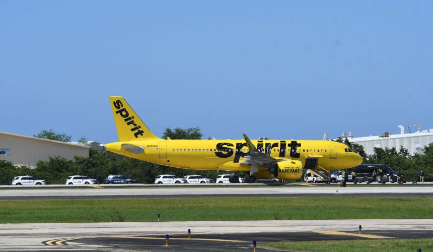 Arrestan adolescente en Florida por emitir falsa amenaza de bomba en vuelo de Spirit Airlines