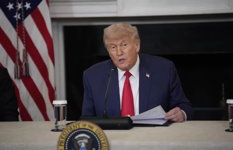 Trump firma orden ejecutiva que aplaza hasta el 1 de agosto el plazo para acuerdos arancelarios